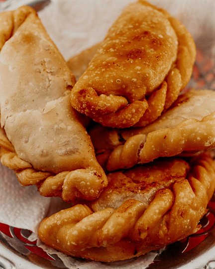 Empanadas argentinas en una mesa rústica