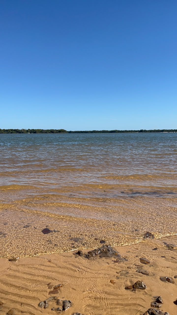 Playa y río Paraná frente a María Beach