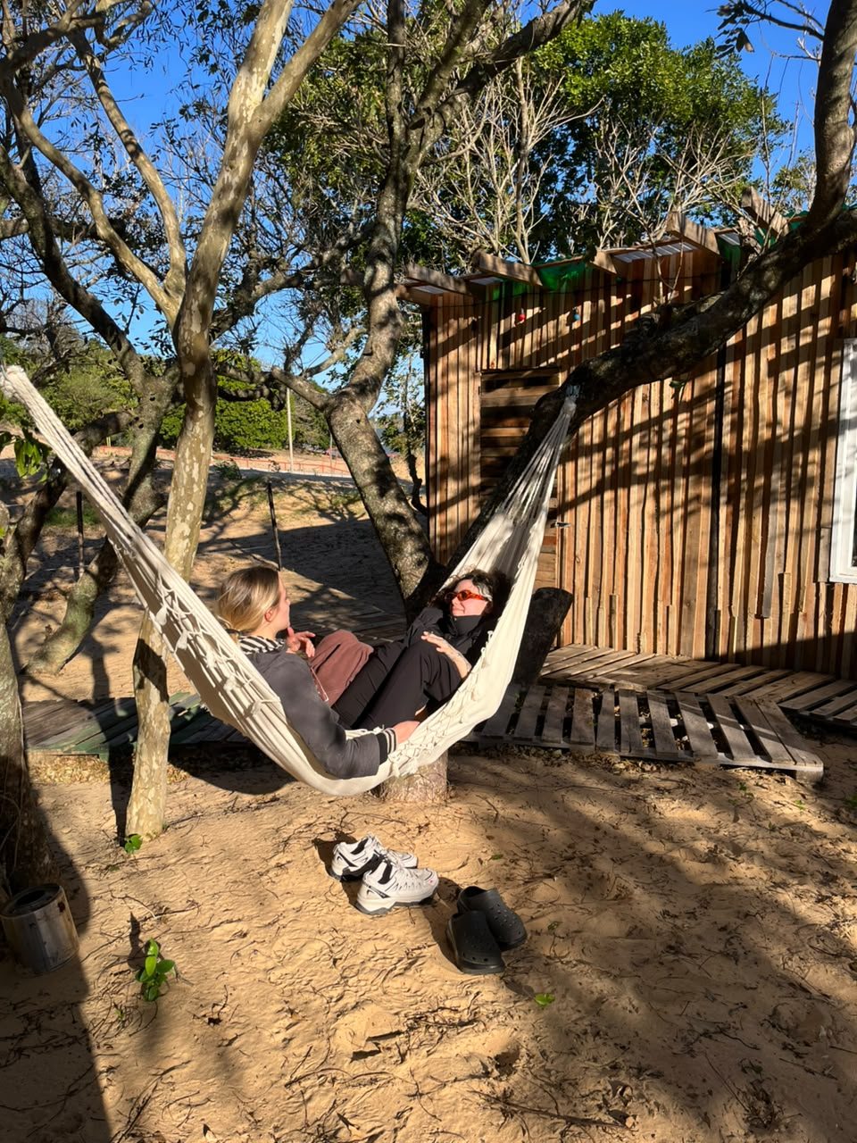 Hamaca entre árboles en María Beach