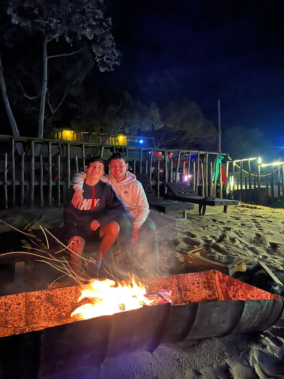 Fuego y encuentro nocturno junto al río