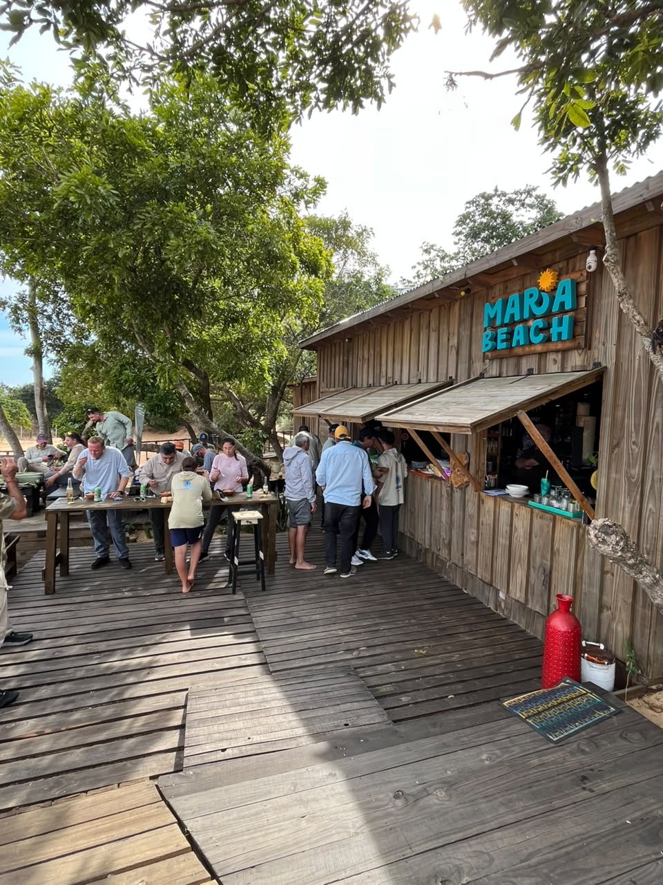 Entrada y fachada de madera de María Beach