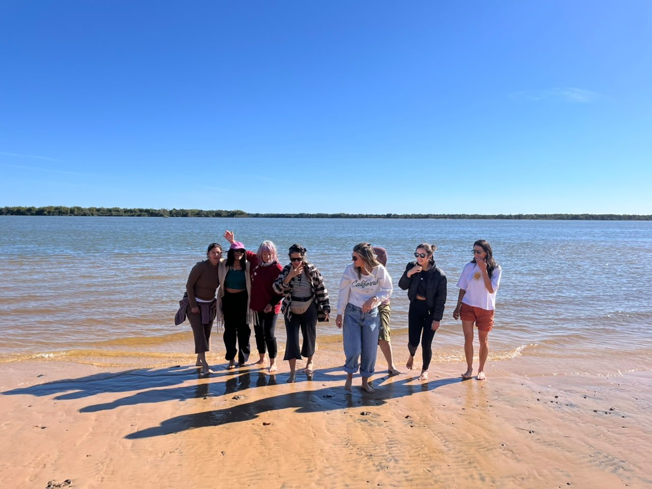 Grupo de personas en la orilla del río