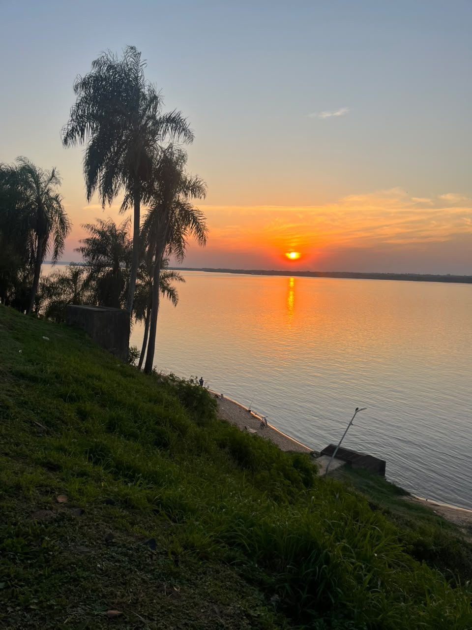 Sol bajando sobre el río Paraná