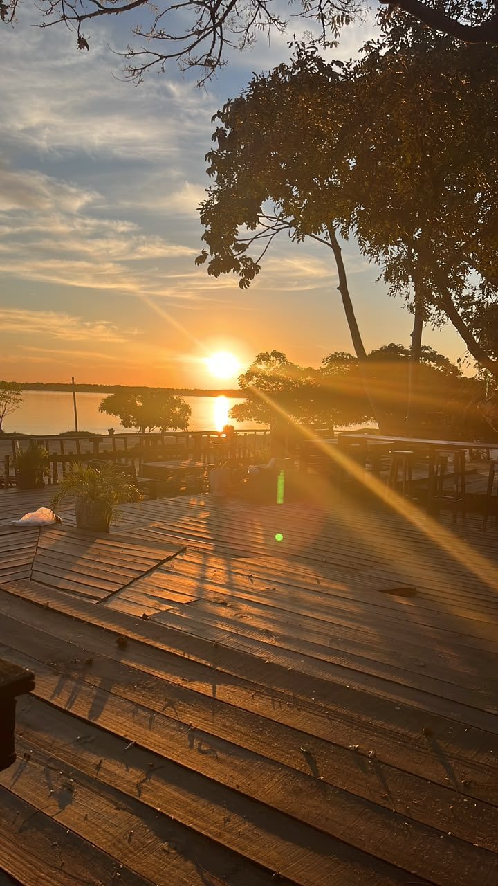 Atardecer sobre el río desde el deck de María Beach