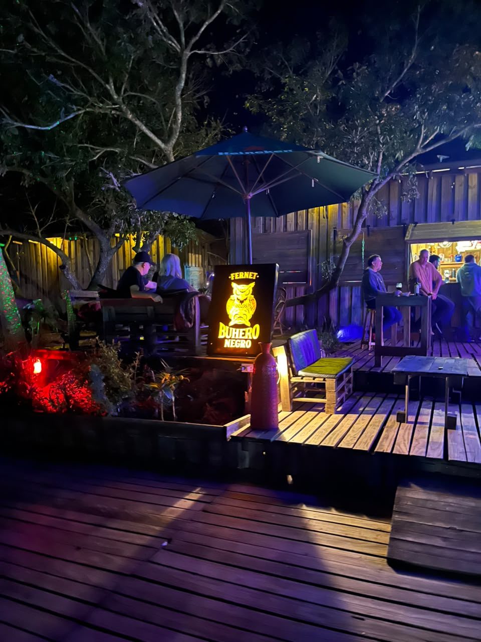 Terraza de María Beach iluminada durante la noche